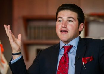 Samuel García ‘resbala’, confunde a policías con equipo de basquetbol