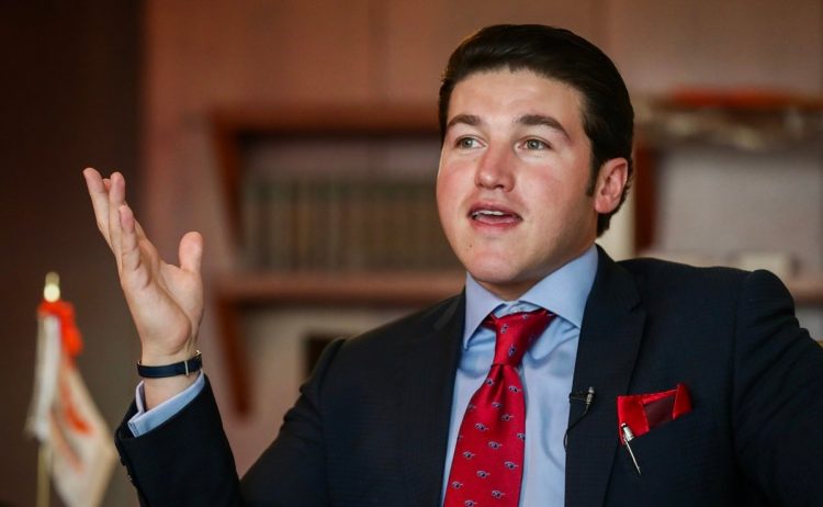 Samuel García ‘resbala’, confunde a policías con equipo de basquetbol