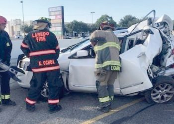Falla mecánica provoca un brutal accidente frente al Mall