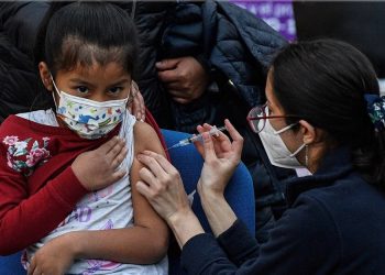 Juez ordena al Gobierno vacunar contra Covid-19 a todos los menores de 18 años