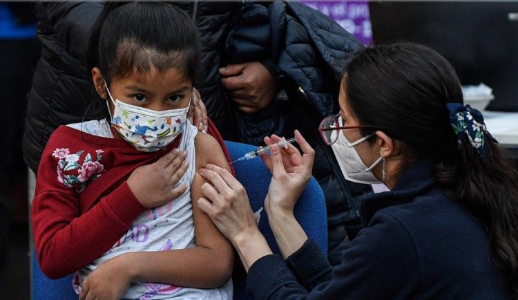 Juez ordena al Gobierno vacunar contra Covid-19 a todos los menores de 18 años