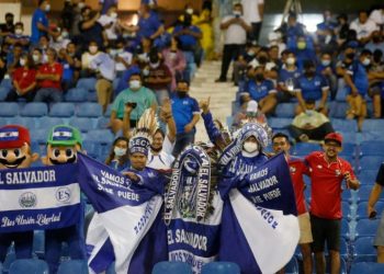 VIDEO | Aficionados de El Salvador llevan serenata al hotel de la Selección Mexicana