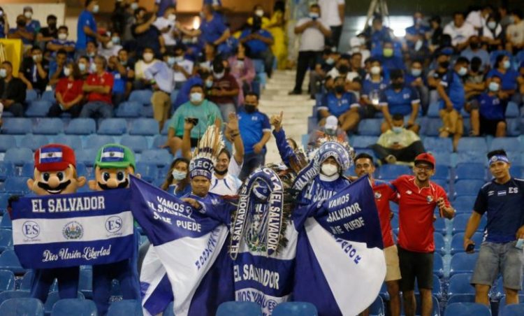 VIDEO | Aficionados de El Salvador llevan serenata al hotel de la Selección Mexicana