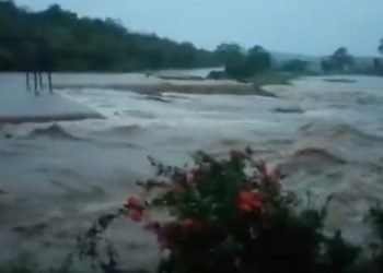 Desbordamiento de río Petatlán, en Guerrero, deja daños en la carretera Acapulco-Zihuatanejo