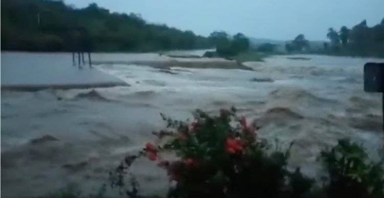Desbordamiento de río Petatlán, en Guerrero, deja daños en la carretera Acapulco-Zihuatanejo