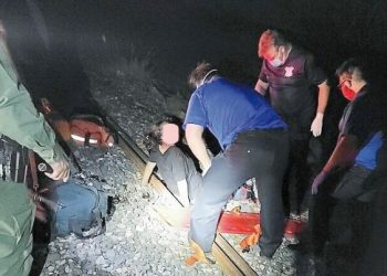 Auxilian patrulleros fronterizos a guatemalteca que cayó del tren