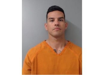 Otro policía es arrestado por golpear a una mujer