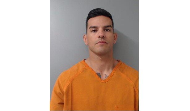 Otro policía es arrestado por golpear a una mujer