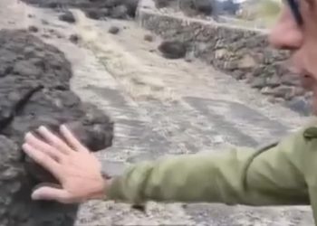 Video | Reportero se quema la mano al tocar la lava del volcán de La Palma
