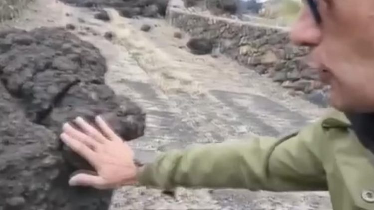 Video | Reportero se quema la mano al tocar la lava del volcán de La Palma