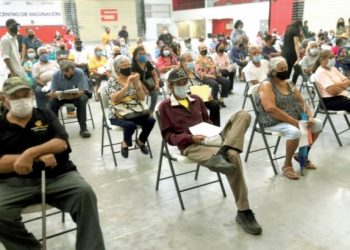 Entregan tarjetas bancarias a los adultos mayores