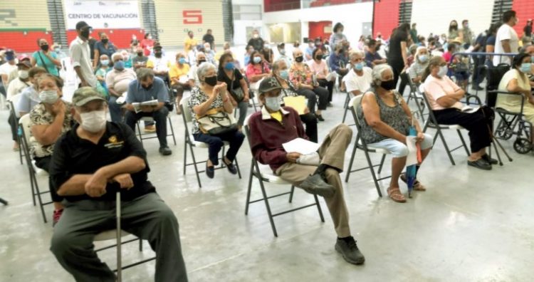 Entregan tarjetas bancarias a los adultos mayores