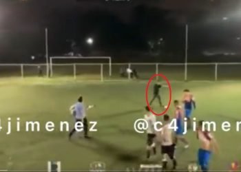 Irrumpe en partido de fútbol y dispara contra el árbitro en Azcapotzalco | VIDEO