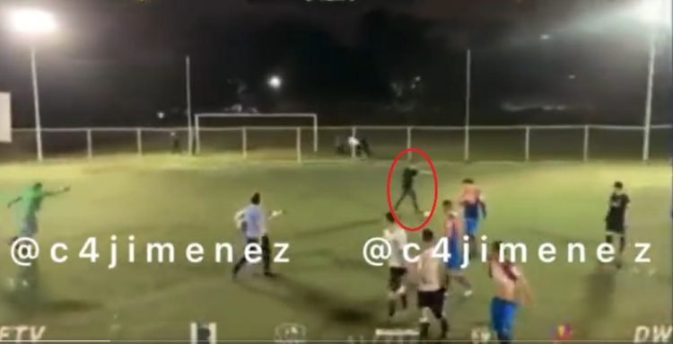 Irrumpe en partido de fútbol y dispara contra el árbitro en Azcapotzalco | VIDEO