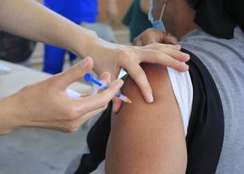 Gestiona Carmen Lilia más vacunas para jóvenes y maestros