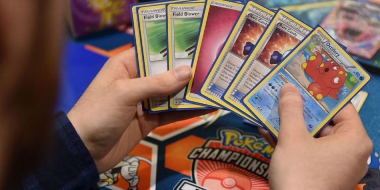 Pide préstamo de apoyo por COVID-19 y lo usa para comprar tarjeta Pokémon