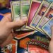 Pide préstamo de apoyo por COVID-19 y lo usa para comprar tarjeta Pokémon