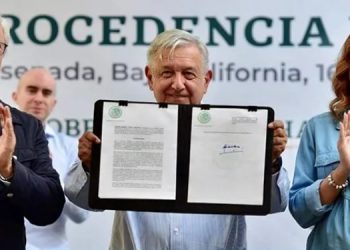 AMLO firma decreto para regularizar autos ‘chocolate’; beneficio inicia en estados fronterizos con EU
