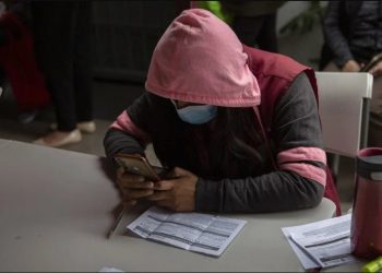 Pedir certificación de vacunación COVID para regresar al trabajo es ilegal: Salud