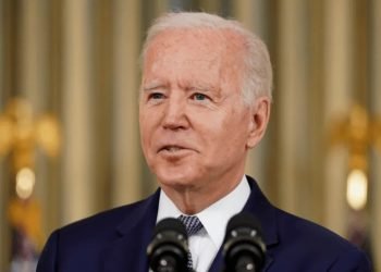 Biden levanta restricciones de viaje por el Covid-19 e impone normas de vacunación