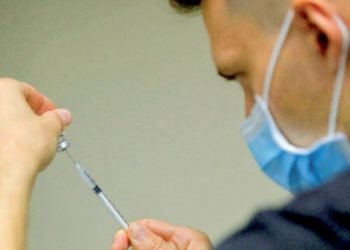 Docentes buscan aplicarse la Pfizer; les dicen ‘no’