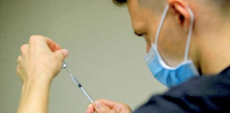 Docentes buscan aplicarse la Pfizer; les dicen ‘no’