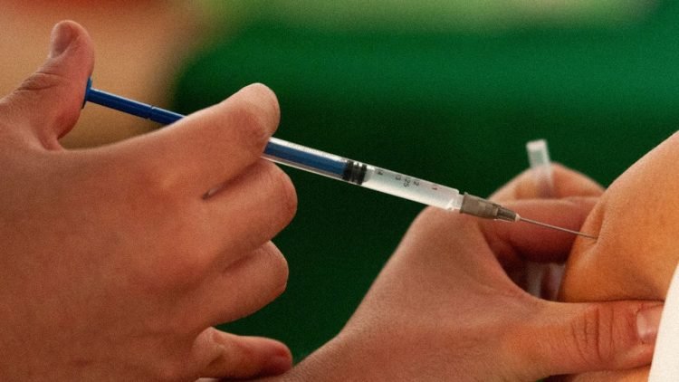 Vacunas para nacionales mexicanos continuarán