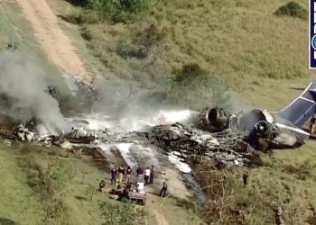 Se estrella e incendia avión con 21 personas a bordo