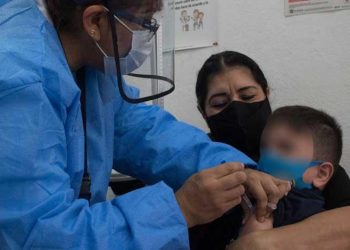 Asesores de la FDA recomiendan vacuna COVID de Pfizer para niños de 5 y 11 años