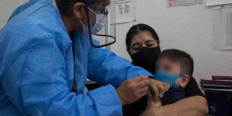 Asesores de la FDA recomiendan vacuna COVID de Pfizer para niños de 5 y 11 años