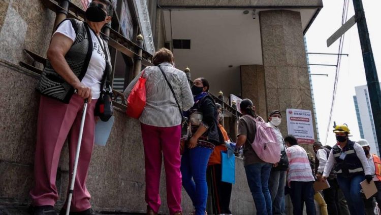¡Los cacharon! Cobraban pensiones de adultos mayores ya muertos