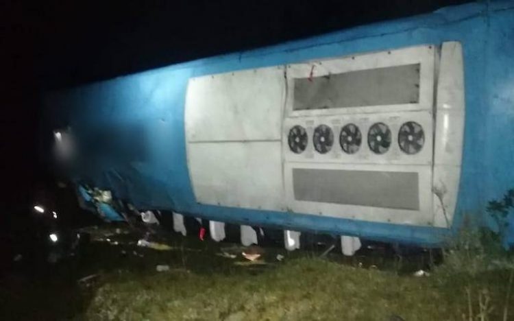 Autobús cae a un abismo y deja 11 muertos y 12 heridos en Ecuador
