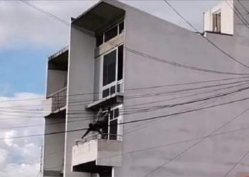 Joven se arroja del tercer piso de un edificio