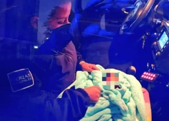 Deja solo a su bebé dentro de camioneta y se va a comprar