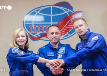 Rusia lanza astronautas que filmarán la primera película en el espacio