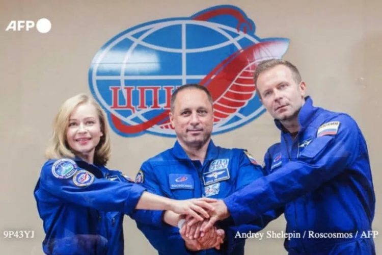 Rusia lanza astronautas que filmarán la primera película en el espacio