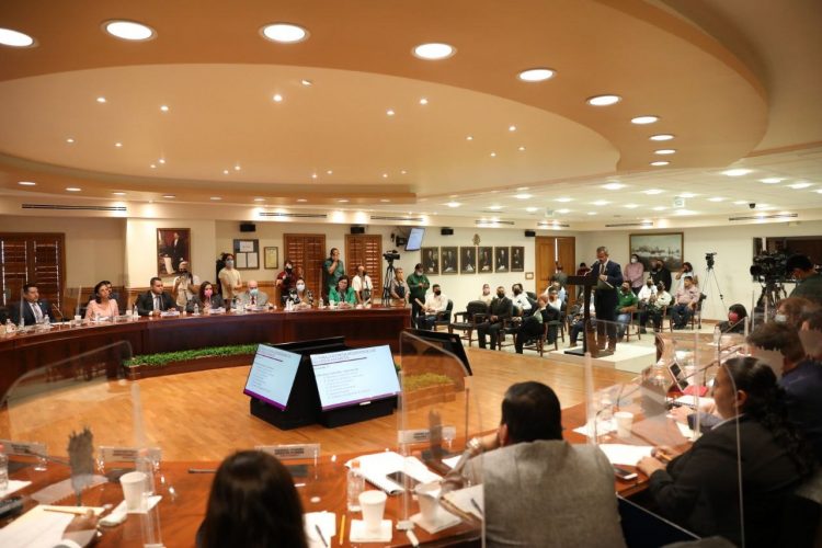 Exhibe tesorero desastre financiero ante cabildo