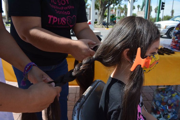 Donan niñas sus trenzas para lucha contra el cáncer