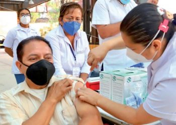 Vacunarán a maestros en Laredo, Texas