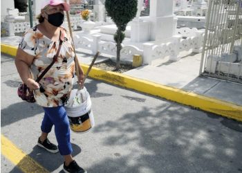 Limpia tumbas con muchas ganas