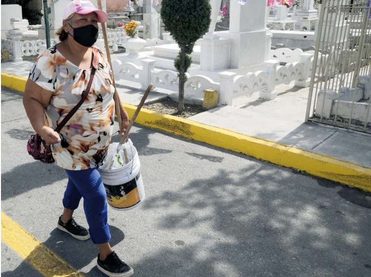 Limpia tumbas con muchas ganas