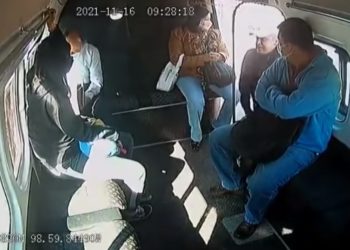 VIDEO | “Ya te la sabes, chofer”. Conductor de combi acelera y deja atrás a asaltante