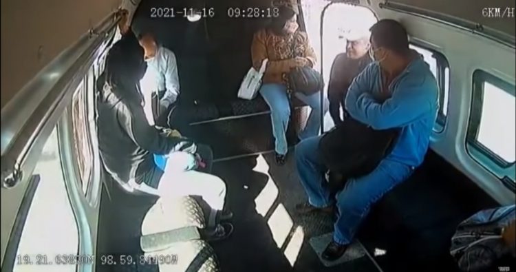 VIDEO | “Ya te la sabes, chofer”. Conductor de combi acelera y deja atrás a asaltante