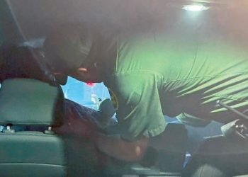 Un hombre provocó volcadura que terminó en incendio; 2 heridos