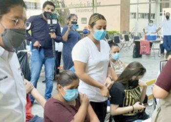 Rodolfo González Valderrama anuncia vacunación anti Covid