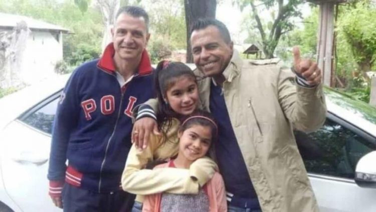 Matrimonio gay adopta a dos hermanas y evita que las separen