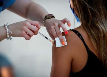 Comité recomienda tercera dosis de Pfizer y Moderna