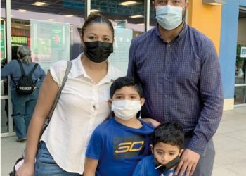 Vienen desde Saltillo a vacunarse al consulado