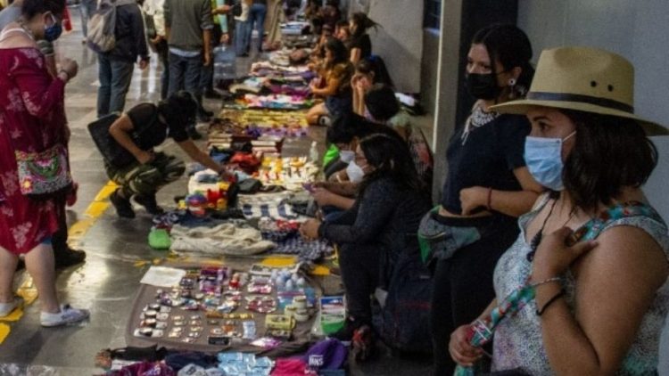 Prohibirán que ‘nenis’ vendan sus productos en estaciones del Metro
