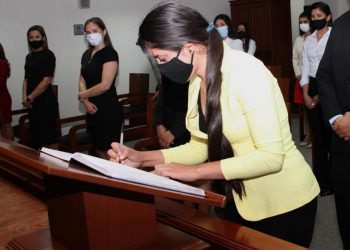 Joven abogada se viraliza al contar que trabajó como albañil para pagar sus estudios